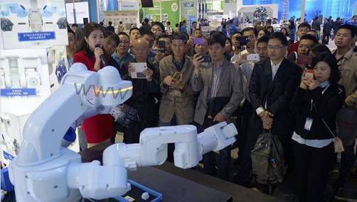 爱普生工业机器人多领域创新方案亮相2017中国国际工业博览会 助力中国智能制造