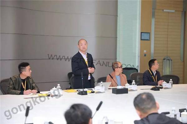 ����ϴ�����ί�����Ӧ��һ�и����ڵ���