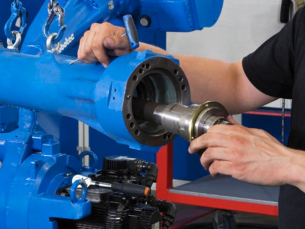 FANUC���ǿƻ����˼��ٻ�����ά��